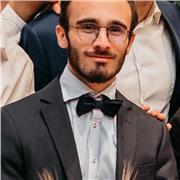 Giovane ingegnere meccanico impartisce lezioni di fisica per istituiti superiori di secondo grado